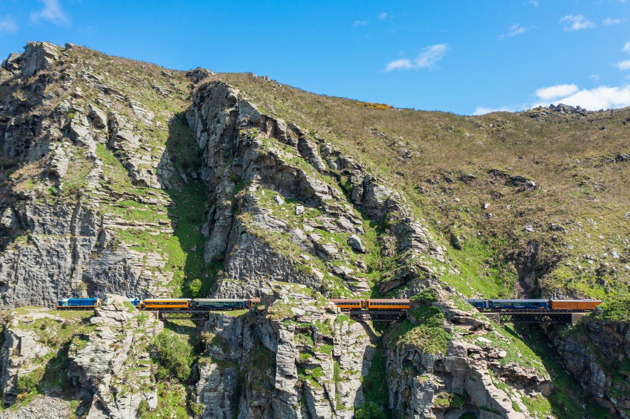 Dunedin – Taieri Gorge Railway & Dunedin Sightseeing