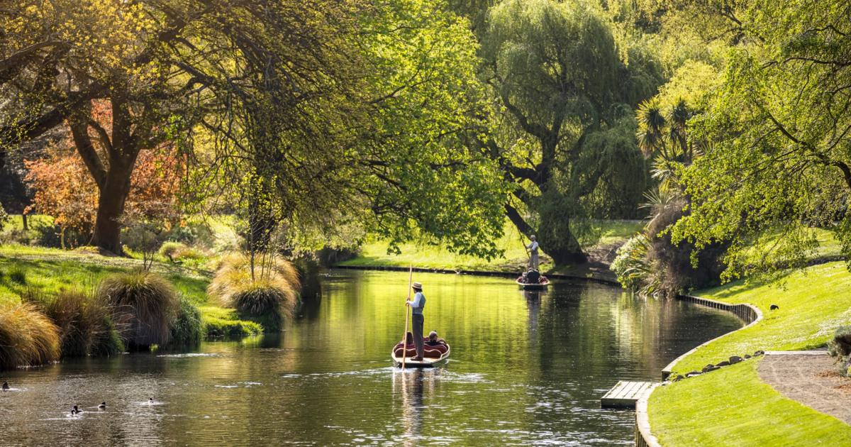 Akaroa – Christchurch Sightseeing with Giants House Tour