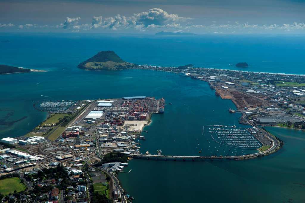 Tauranga – Rotorua and Whakarewarewa Geothermal Valley & Maori Village